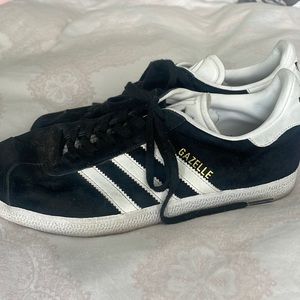 Black and white adidas gazelle✨